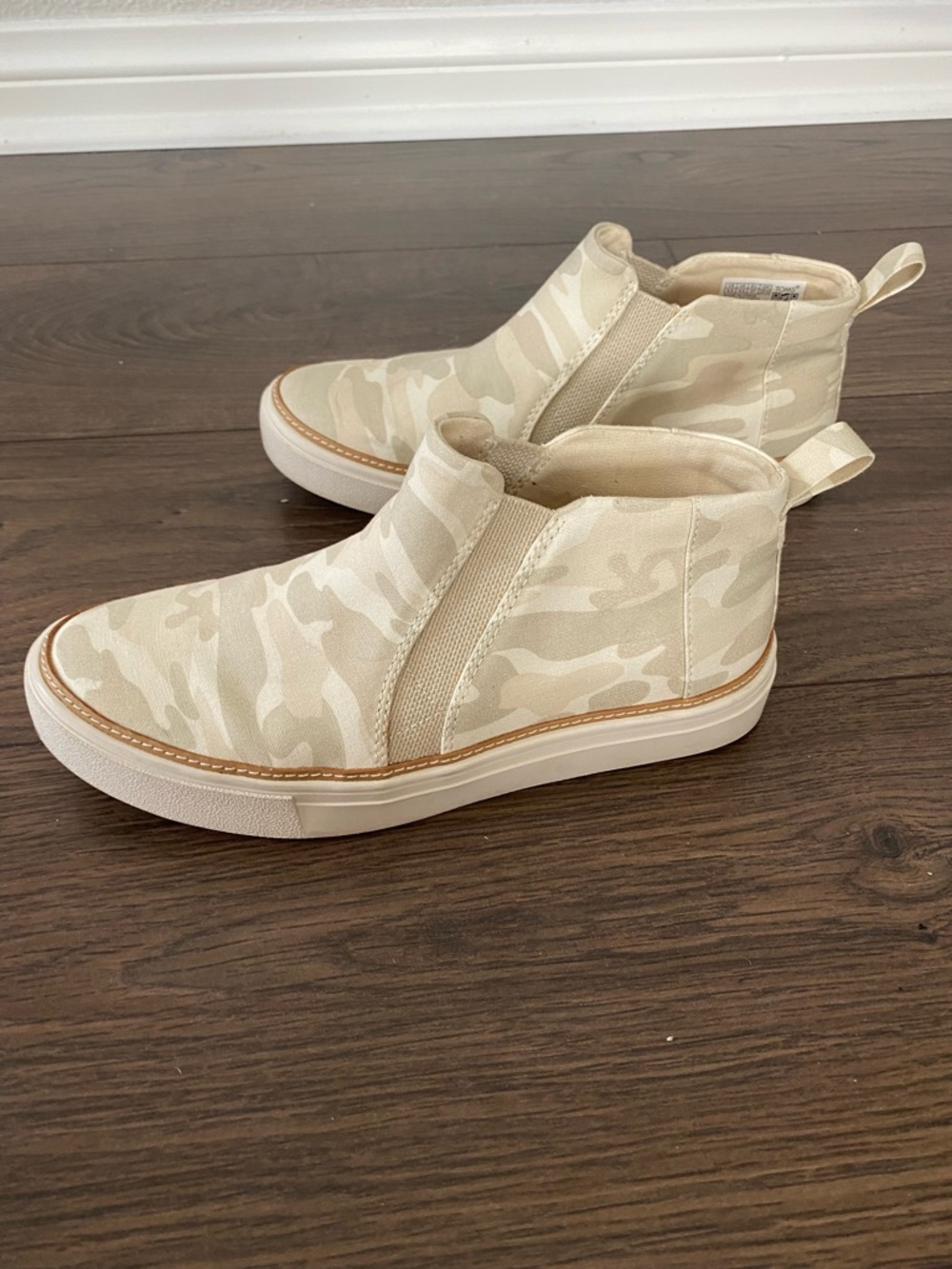 New Toms Cream Camo Canvas Slip-On Sneakers